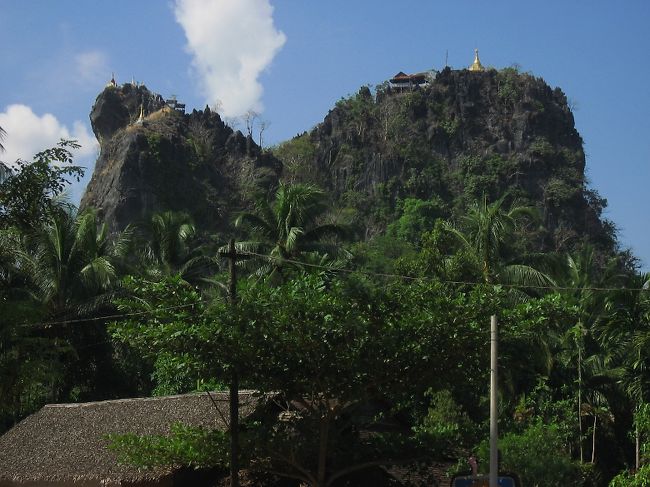 さて、モウラミャインに到着。<br />一日のんびりしたその翌日。<br />まずは、ゼイジーの近くのモスク前あたりで、行き先を叫んでる、ムドン(Mudon)行きのピックアップに飛び乗る。(ゼイジョー行きもこのあたりから出発)<br /><br />右手にKyauktalon Taungが見えてくる。<br /><br /><br />