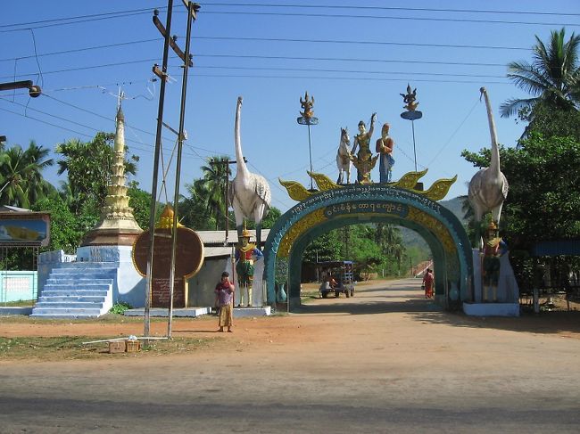 Kyauktalon Taungを過ぎるとすぐにウィンセントーヤ。この発音が通じにくいけど(♪ミドレレの声調)、見ればすぐ分かる場所。ピックアップ代は300K。<br />