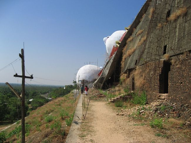 足元から頭部を望む。