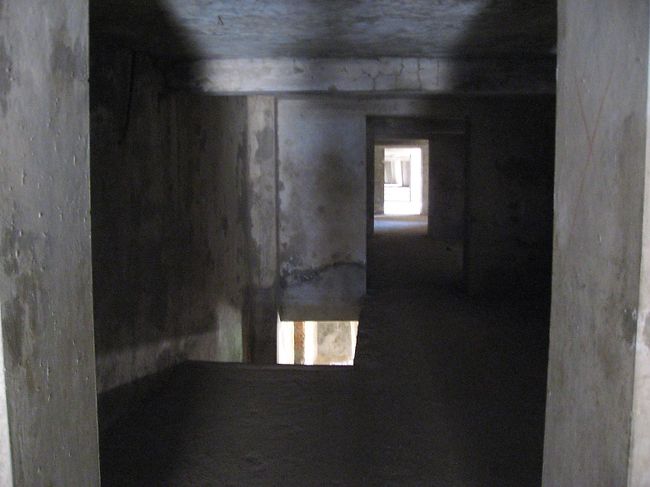 内部はまだ廃屋風のところが多くて、ちょっと怖い。