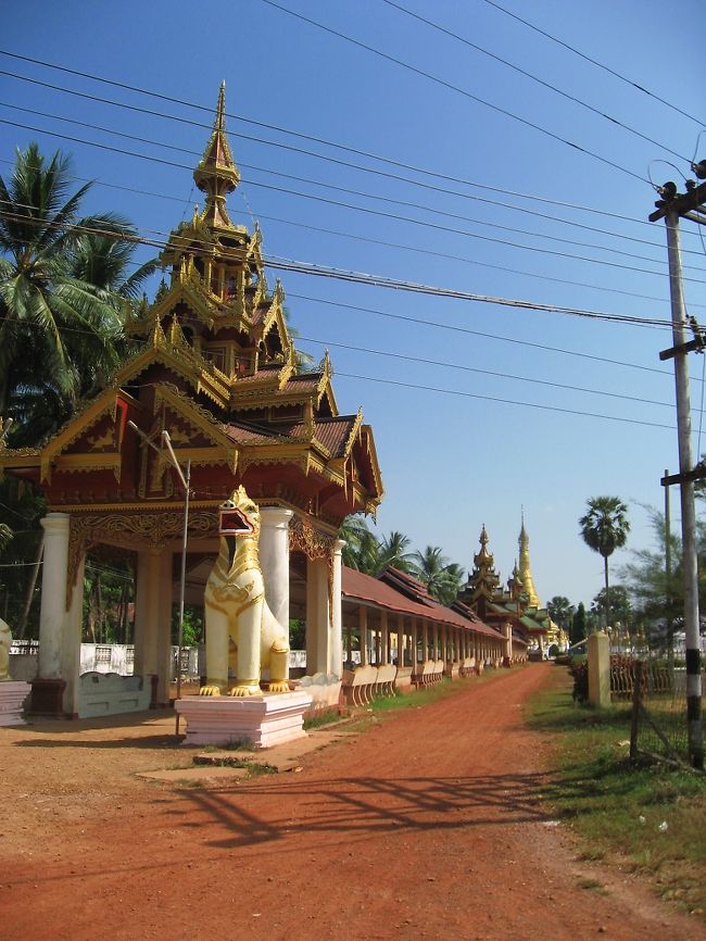 立派な参道を通って