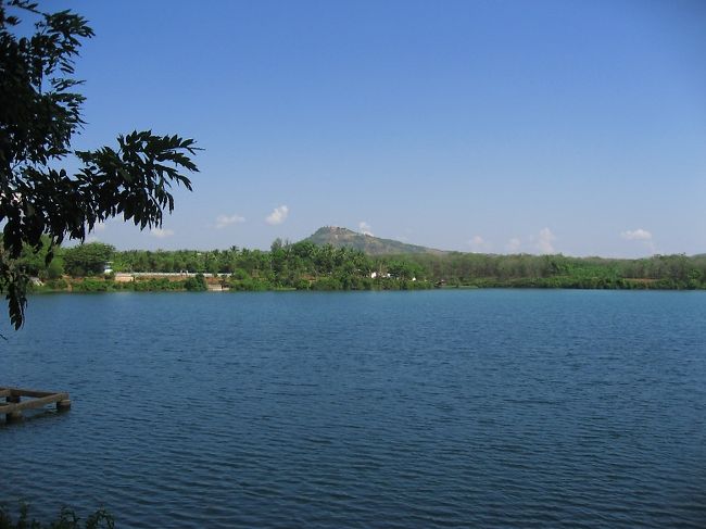 なによりも最高なのは、パゴダを囲む澄んだ湖。<br />周囲の石灰岩の丘から染み出てくる澄んだ水が溜まっている。