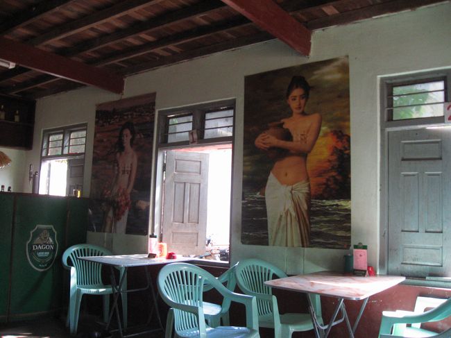 お参りをすませ、ピックアップ乗り場に戻ろうとすると、生ビールやさんが。ついつい立ち寄ってしまう。お参りも済んでるし、まあいいか。<br /><br />中に入ってびっくり。<br />壁にポスターが。なんとおっぱい。(写真は修正済み)<br />ミャンマーではこんなの初めて。ごく普通のビアステーションなのに。それも寺院のすぐ近くなのに。<br />ムドンあなどれず。<br /><br />不愉快に感じる方がいらっしゃったら申し訳ありません。<br /><br />だけど久しぶりのおっぱいに、いやらしい気分よりも、ただただ美しさに圧倒される。<br /><br />きれいだなぁ、と小学生のようにため息をつきながら、生ビールを飲み干して、モウラミャインに戻る。(ピックアップ500K)