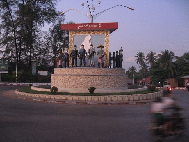 モウラミャイン、ゼイジョーのロータリー。<br />ついついピックアップを降りてふらふらと。