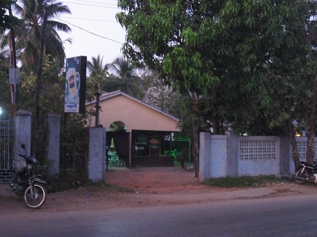 カラオケ屋さん。ここではないけど同クラスの店に、以前に地元の友達とふたりで入ったときは、個室を頼んで、ビールをピッチャーで頼んで、女性がついてカラオケをして、ジュースをおごって、フルーツをねだられて、全部で15,000Kくらいだった。