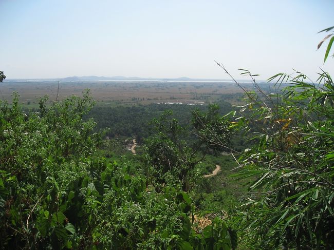 二日酔いで出発が遅かったので、すでに正午が近い。<br /><br />ミャンマーで山に登るときに、一番やってはいけない失敗。絶対に早朝に出発するべき、<br />ひたすら暑い。でも景色は登りはじめから最高。