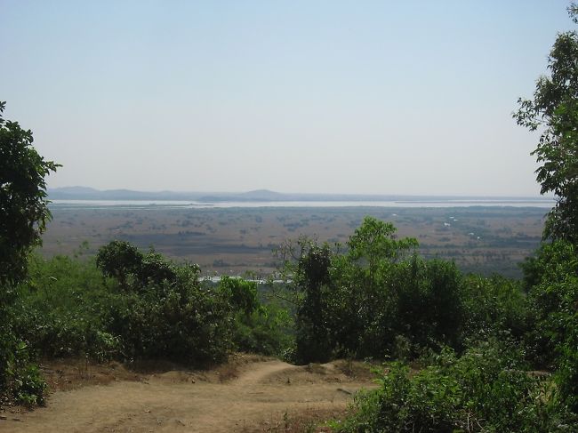 海(というかサルウィン;タンルウィン川河口)がみえてくる。その向こうはビリ島。