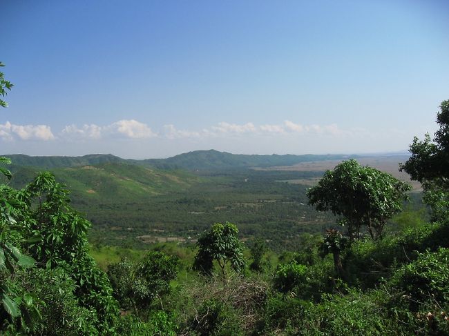 モウラミャイン方面。<br />丘陵が連なっているのがよく分かる。