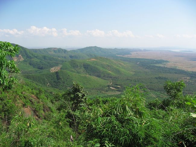 遠くに見えるのがモータマとモーラミャインとの間の河口。