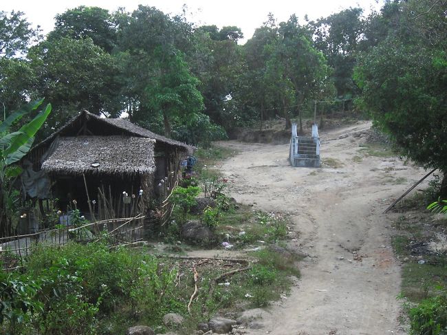 トラックの終着点。<br />2時間で登れると言われたけど、炎天下の二日酔いには2時間半かかった。<br />でもさすがにお酒は抜けた。<br /><br />お茶屋さんがある。帰りに寄ってみる。