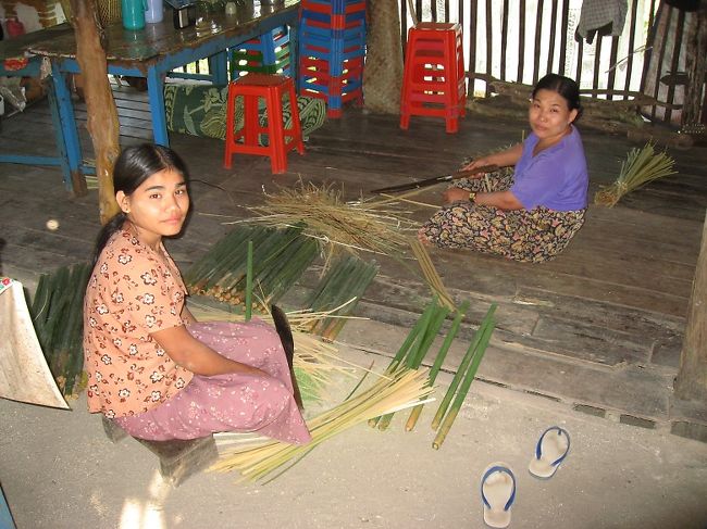 前述のお茶屋さん。とても素朴な親子のお店。<br /><br />ジュースを頼む。氷を入れるかどうか訊かれたのでお願いする。しっかりと包んで保存しておいた氷を出してコップに割り入れ、ジュースを注ぐ。<br /><br />お代を訊いたら平地と同じ通常料金。山料金を覚悟していたのでびっくりしたら、氷代を50Kいただいてます、と申しわけなさそうな娘さん。<br /><br />なんだか泣きそうになった。