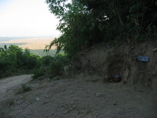 下り道。<br />右側のうろに水がめ。<br /><br />利用しなくてもありがたい。