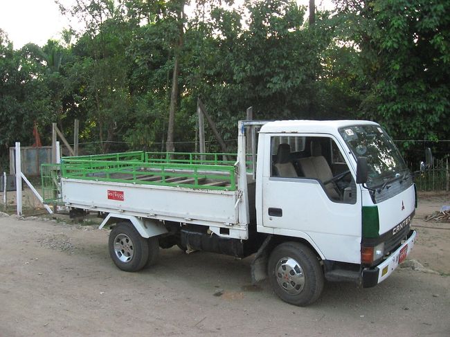 これがトラックバス。乗りたければ朝早くに。