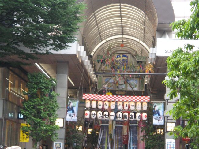 商店街に入っていきます。