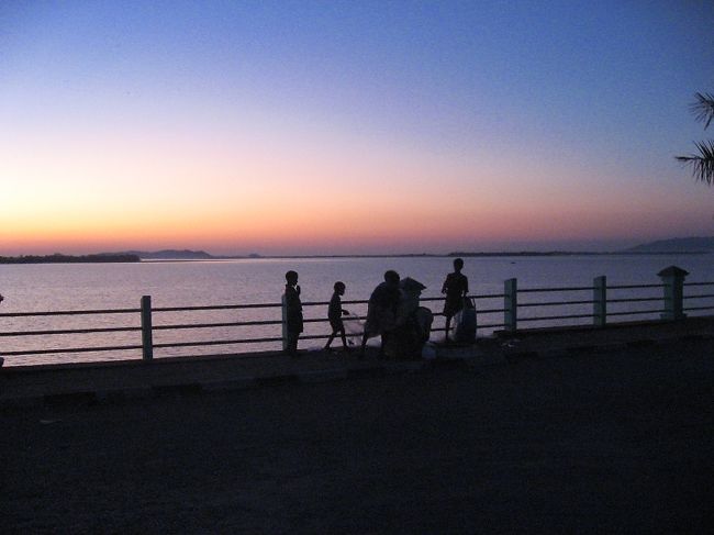 モーラミャイン着。<br />昨日よりは良い一日だった。<br />ビールは飲まずに就寝。