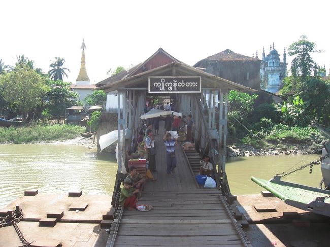 出航は丘を越えた東岸側から。仕切り屋のスイス人おばさんに従って、タクシーをシェア。