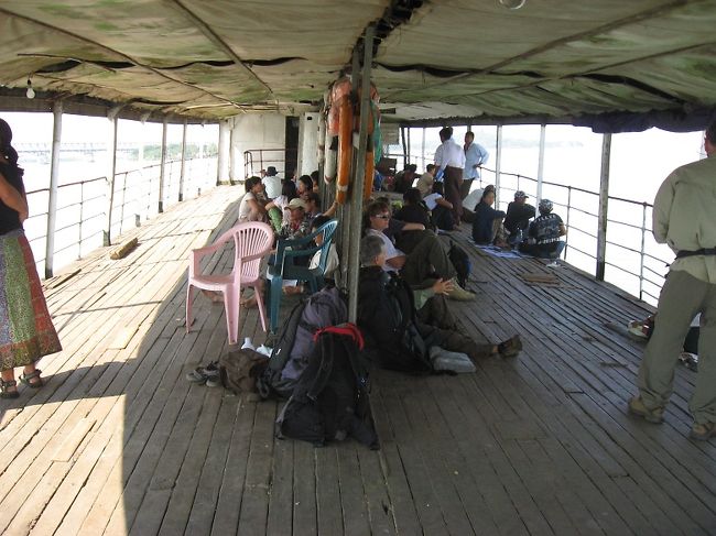 こんな空いてる舟ははじめて。<br />料金クラス分けは無いです。外国人は全員2ドル。<br /><br />いつまで運航してくれるか、心配。<br /><br />