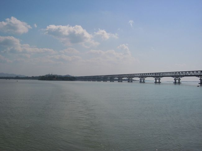 さんざん眺めたモータマとの間の鉄橋とも。