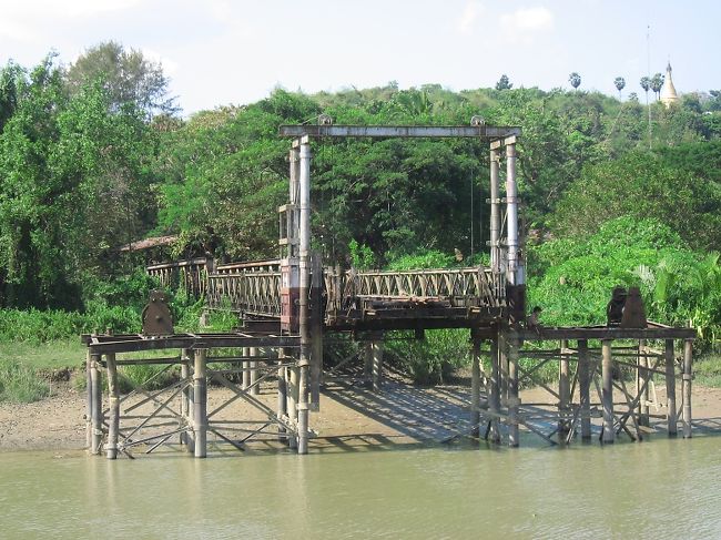 モータマ側の連絡船への旧連結橋。<br />鉄道好き(僕)にはたまらない。