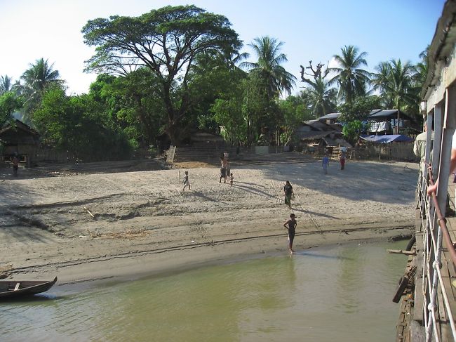 小さな村々に停泊する。