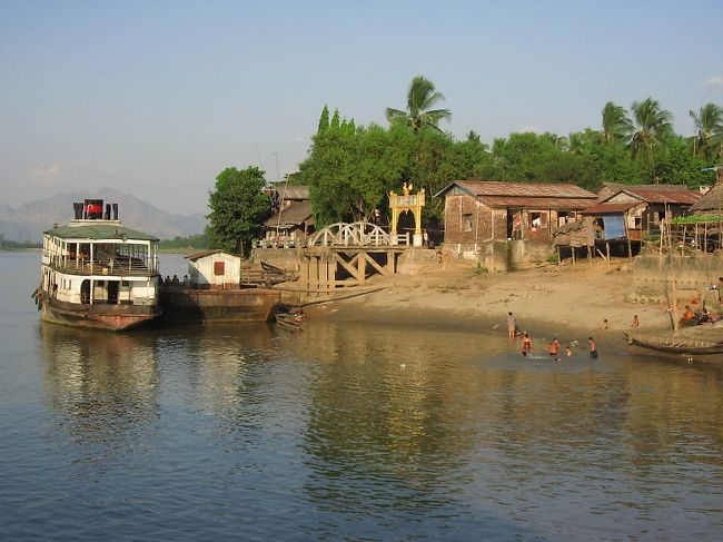 中でも一番大きな停泊地はHtone Aing。<br /><br />川沿いのモン族の町。幹線道路から離れているため、ここまでなら舟が便利。というわけで地元の人々は、ここでほとんど下船。この先はほとんど外国人のみ。