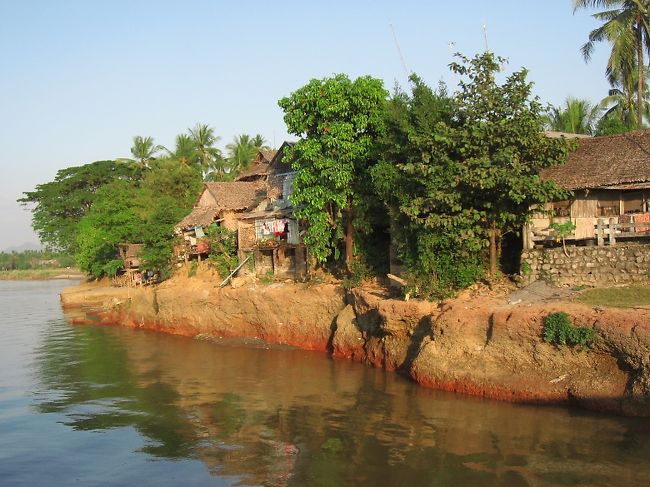 Htone Aingは周辺のモン族文化の中心になっているとのこと。<br /><br />フレンドリーな雰囲気や、川に密着した暮らしに魅かれて、後に戻ってくることになる。