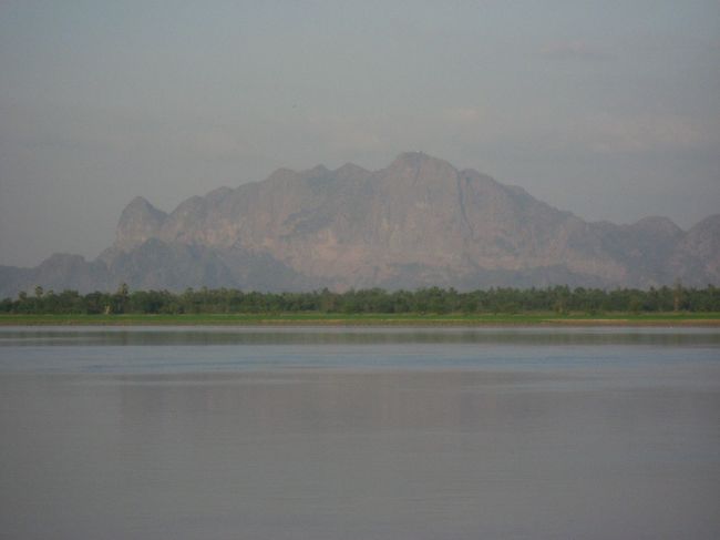 聖なる山Zwegabin。<br />パアンを散策すると、ずっとこの山から見られている。<br /><br />後に登ってみる。