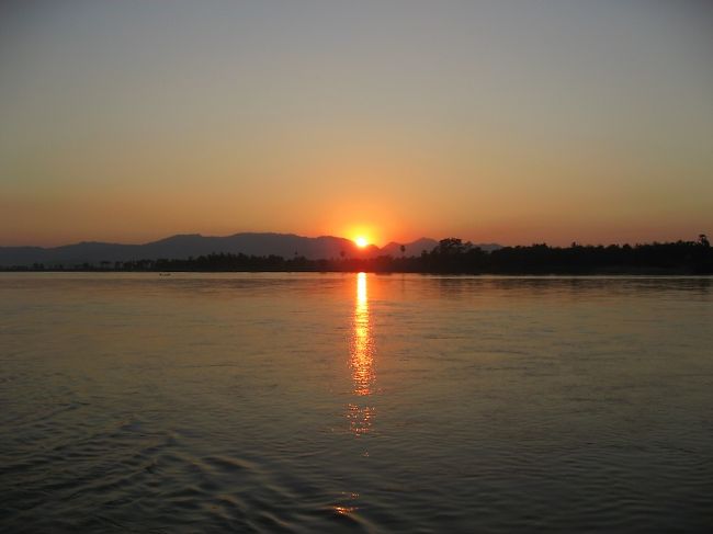 船上の朝日と夕暮れは劇場のよう。<br />見飽きることがない