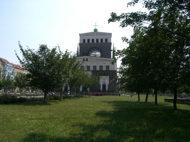 聖心教会。<br /><br />モダンなデザインです。<br /><br />そして、すこし視線を横にすると・・・