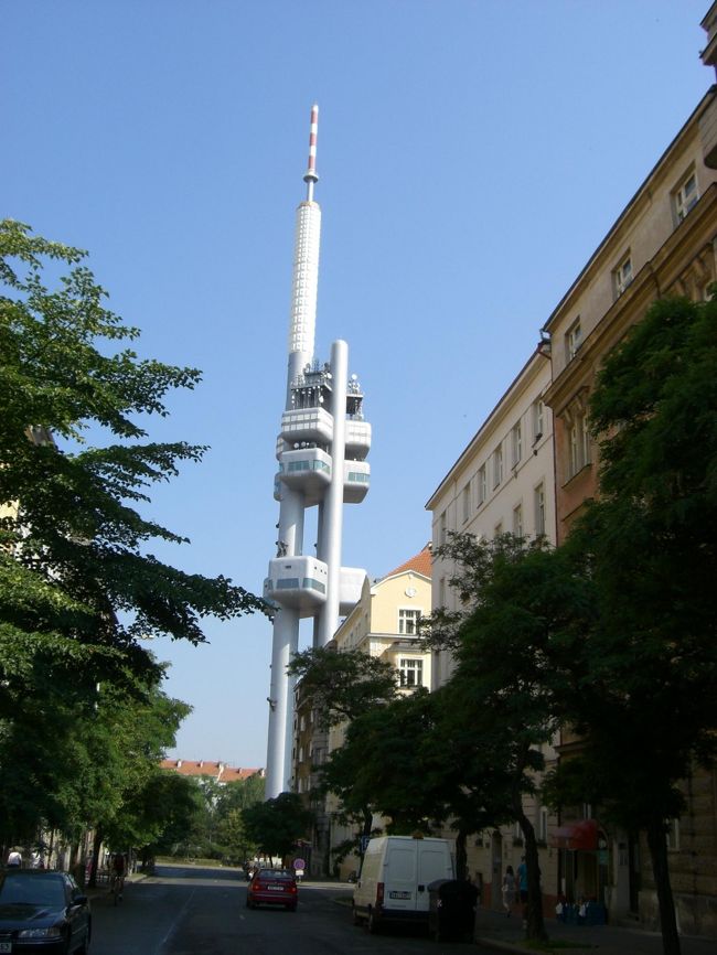プラハのＴＶ塔。<br /><br />なんか、ロケットみたい！<br /><br />１５０Ｋｃで展望台に上がれます。<br />プラハのオレンジ屋根の街並みが<br />３６０度に広がってて、キレイですよ。<br />プラハ城を探そうと思ったけど、<br />分からなかった・・・。<br />ティーン教会だ！って思ったのもあったけど、<br />ティーン教会みたいな塔が２つ並ぶタイプの教会、<br />けっこうありました(笑）