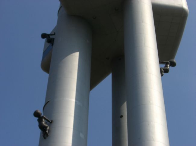 遠くからみたら、ＴＶ塔に<br />プツプツなんか付いてる・・・。<br /><br />それは、ハイハイする赤ちゃんのオブジェ。<br /><br />なんか、理解しがたいですけど<br />それが芸術・・・？