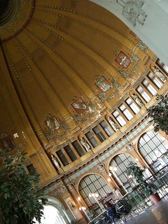 プラハ駅３階の丸いドームが有名なカフェ。<br /><br />普通にお茶をしてる人もいましたが、<br />私達は写真撮影のみ。<br /><br />カフェの奥はプラットホームにつながっていて、<br />電車も見れました。<br />ヨーロッパの駅ってなんかいいですよね♪<br /><br />手前は大きい幹線道路。<br />次の日はバスでここの前を通りました！<br /><br />プラハ中央駅には地下鉄で行って、<br />「３階だから、とりあえず上へ、上へ・・・」<br />って無計画に歩いてたら、<br />このカフェにたどり着きました！<br />でも、