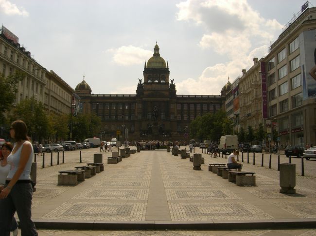 ヴァーツラフ広場。<br /><br />ってより、大通りみたい！<br />逆光でキレイな写真でなくてごめんなさい。<br /><br />銀行で両替したり、<br />左右に並ぶ建物を眺めて楽しんだり。<br />ぱっと目を引く黄色いものとか、<br />細かい絵が描かれたものとか・・・。<br />