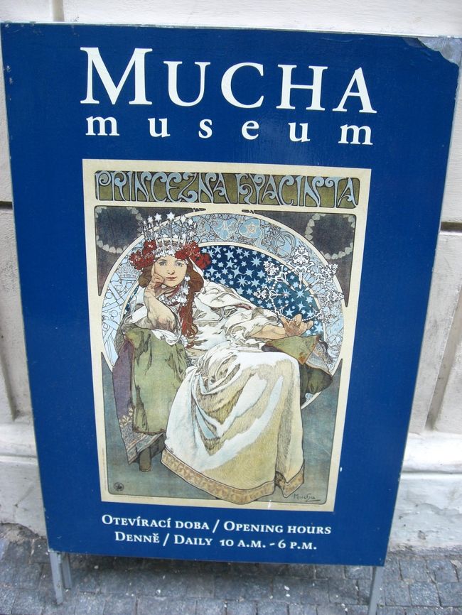 ＭＵＣＨＡ美術館の入り口の目印です！<br /><br />建物自体は垂れ幕（？）がかかってて<br />分かりやすいんですけど、<br />入口がさりげなくて、<br />これがなかったら、<br />通り過ぎてしまう所でした。<br /><br />入場料１２０Ｋｃ<br />日本語のパンフレットもありますけど、<br />有料です。<br /><br />日本のデパートでやっていたＭＵＣＨＡ展に<br />以前に行ったことがあったのですが、<br />規模とか、作品とか、<br />そんなに変わらないかな・・・。っていうのが<br />正直な感想です。<br />でも、ＭＵＣＨＡの絵は大好きなので<br />再会できてうれしかったです♪<br /><br />売店でお気に入りの物のポストカード買いました！