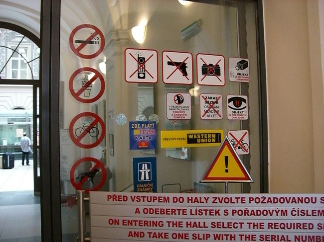 郵便局に入ったところ。<br />禁止だらけ。<br /><br />たばこ・アイスクリーム（飲食）・自転車<br />犬・携帯・拳銃・カメラ・・・<br /><br />ちなみに、郵便局内の盗撮を試みましたが、<br />しっかり怒られました。<br />ゴメンナサイ。<br />写真は撮っちゃだめですけど、<br />郵便局内の売店で、ポストカードを買えます。<br />