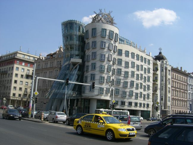 ダンシングビル<br /><br />スカートの下にもぐってみたりもして。