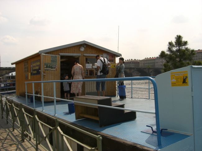 ダンシングビルの横、<br />川岸に遊覧船のチケット売り場があります！<br /><br />私の旅行でやる事。<br />高いところには、のぼる。<br />切手を買う。<br />そして、川があれば、クルーズする。<br /><br />ってことで、チケットチェック！<br />１時間くらいあとに、ちょうどいいクルーズが<br />あるので、それに。<br />www.paroplavba.cz<br />９０分で、２９０Ｋｃ<br />カレル橋の近くに降ろしてもらえるコース。<br />チケットを買えるのが出航の１５分前との事。