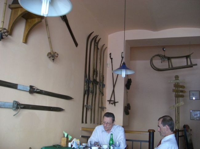 クルーズまで近くのカフェで休憩。<br />ＳＫＩ　ＣＡＦＥかそんな感じの名前のお店。<br />店内には昔の木のスキーとかソリとかが<br />飾ってあって、<br />地元のオジサンたちがおしゃべりしてました。