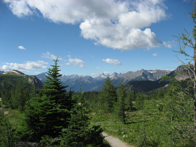 道は湖を1/3周くらいまわりこんで向こう側に続いていきます。