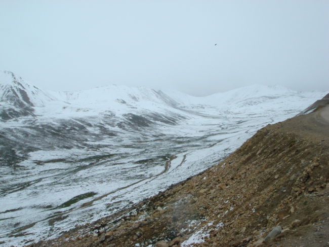 チベット自治区に入るためには外国人は許可書が必要になりま<br />す。。。 <br />これがまた高い。。。それも流動的で取らなくて行ってる人の<br />ほうが多い。。。でも見つかれば自治区から出て行かなければ<br />ならないこともある。。。 <br />今回チベットのラサに行くため、シャングリラという町からバ<br />スで3泊4日かかる。。。 <br />許可書を取らずに行くことを、闇バスに乗ると旅行者の間では<br />呼ばれている。。。 <br />見つかれば引き返すリスクはあるが、俺も闇バスに乗ることに<br />した。。。 <br />情報も曖昧で、行けるや行けないやと錯綜していた。。。