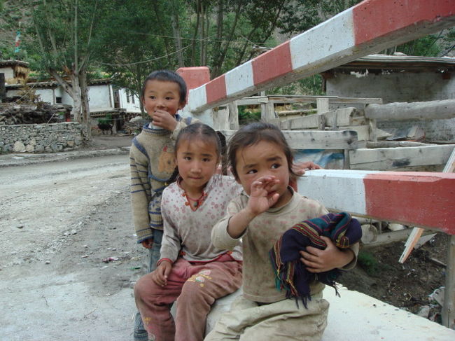 第一関門はバスチケットを買えるかどうか？？？ <br />外国人には売ってくれないという情報もあった。。。 <br />バスターミナルに行ってみて、とりあえずチケットを1枚と言<br />うと、スムーズに売ってくれた。。。 <br />第一関門は意外とあっさりと突破できた。。。 <br /><br />第二関門は途中途中にある検問に引っかからないかだった。。<br />。 <br />バスに乗ると乗務員にいきなりどこの国かと聞かれる。。。 <br />日本と答えると、隣の中国人学生が検問で聞かれたら、中国人<br />と答えろと言われ、少し緊張が走る。。。 <br />でも中国人と答えたことろで、その嘘は長く続かないことは簡<br />単にわかる。。。 <br />途中食事休憩などでも、うろうろしようとすると、乗務員に「<br />警察に見つかったらどうするんだ」と注意されることもあった<br />。。。 <br />ますます緊張が高まる。。。