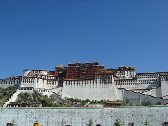 しかし肝心の検問ではチラ見程度で、質問されることもなく、<br />これまたスムーズに第二関門も突破でき、無事にラサ入りする<br />ことができた。。。 <br />シャングリラからラサまでの道は絶景の連続であったが、ここ<br />でも雨にたたられ、雨と霧でほとんどが見れなかった… <br /><br />これからチベットを旅する予定だが、ここでもまた難関が待っ<br />てそうな感じがする。。。<br />