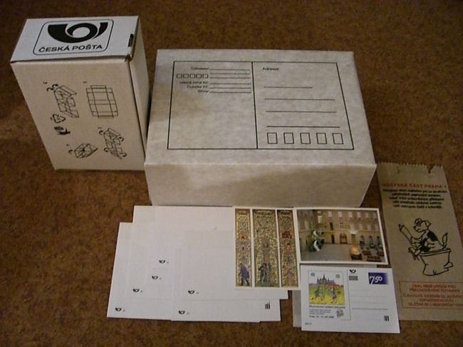 郵便局で買ったもの。<br /><br />写真撮影できなかった、<br />建物の中のポストカード、<br />広告付きの官製はがき（デザインいろいろで選べる）<br />封筒、<br />箱（日本でいうところのゆうパックの箱）<br /><br />この箱は、アルバムに入れられない、<br />小物とか、旅の思い出を入れるのに<br />使おうと思ってます！<br />４サイズくらいあって、<br />小さい方の２サイズをひとつづつ。<br />一番小さいのでＡ４が入るかな？<br />組み立てて、箱の形にしましたけど、<br />買った時は、ペタンこ。<br />スーツケースの底に引いて、<br />持って帰ってこれました！<br /><br />ちなみに一番右のはわんちゃんのう○こ袋。<br />プラハの街で時々みかけて、<br />郵便局前にもありました。<br />中には紙のスコップもあるし、<br />いい考えだな！
