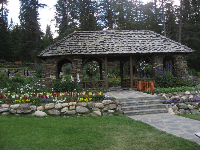 公園は、花が植えられた庭園や芝生の広場があります。