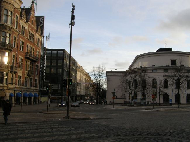 今回のお散歩はここから。<br />右に見えるのはスウェーデン劇場。