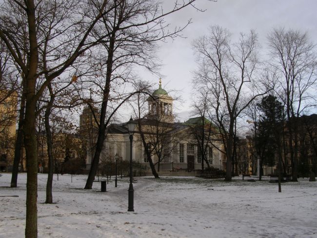 アンナ通りから広場越しのヴァンハ教会<br />雪がアイスバーン状態になっていて注意して歩かないと･･･