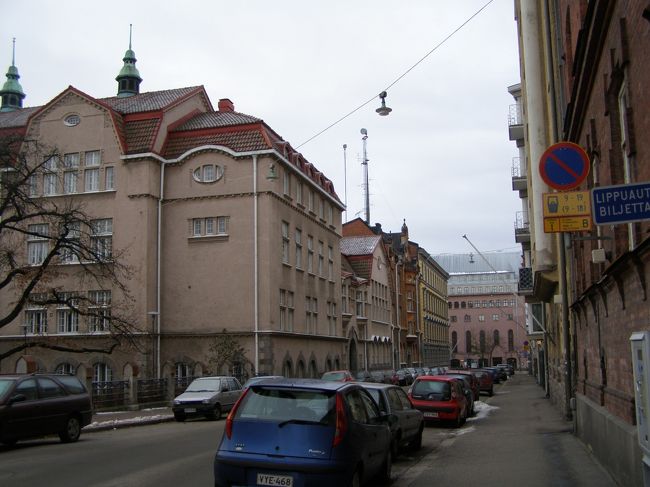 ピンクと赤でいちごのムースのような建物。