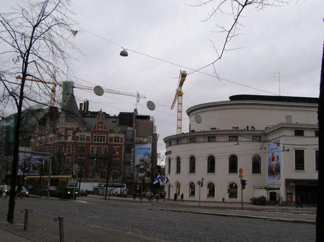 戻ってきました、スウェーデン劇場前。