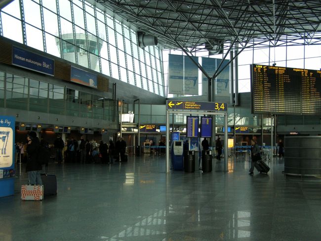 勝手知ったる(？）空港のエントランスホール。<br />今回はルフトハンザ利用だったので･･･