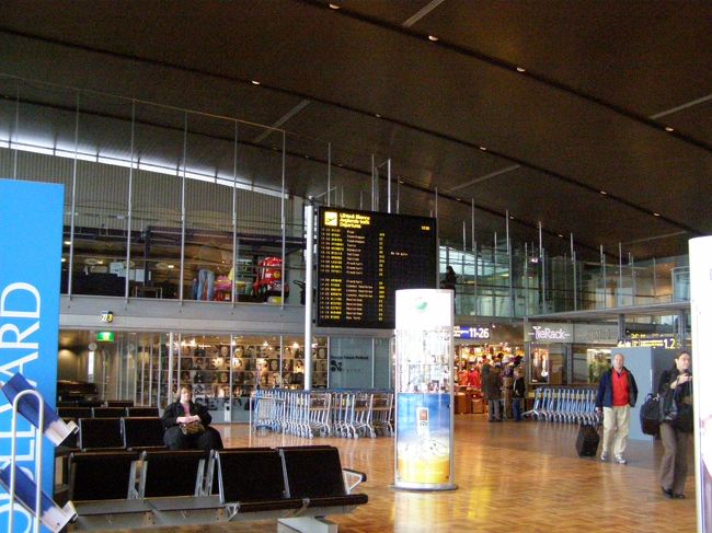 チェックインしてターミナルの中に。<br />まんなかに見えるのはデザインフォーラムフィンランド。<br />最後にフィンランド製品はいかが？